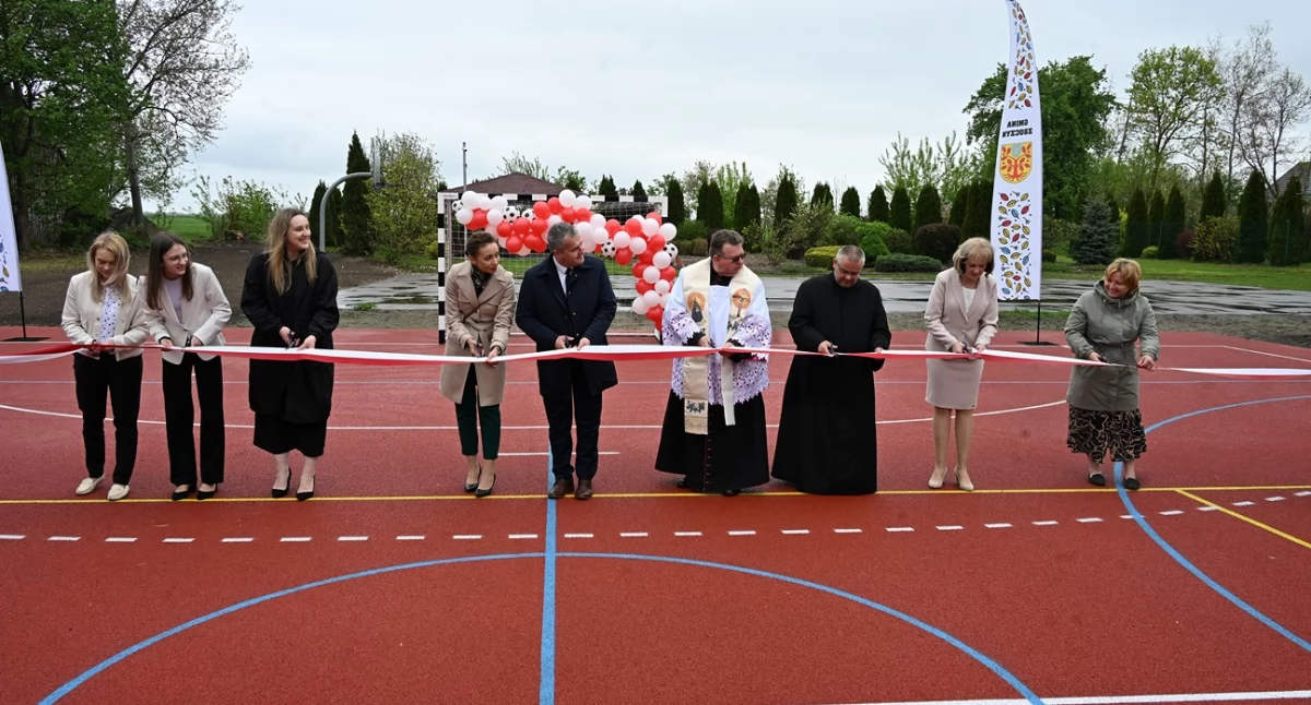 Szkoła w Czuryłach już ma piękne i nowe boisko
