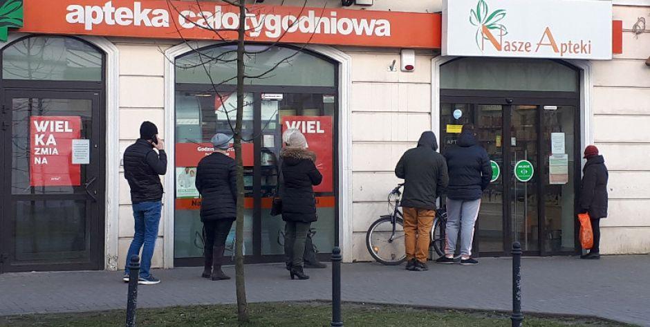 Lekarz i aptekarka apelują: Nie tłoczcie się w aptekach!