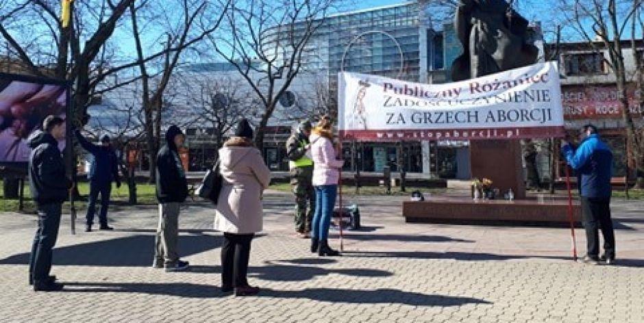 Publiczny różaniec w Siedlcach. Uczestniczy w nim kilka osób