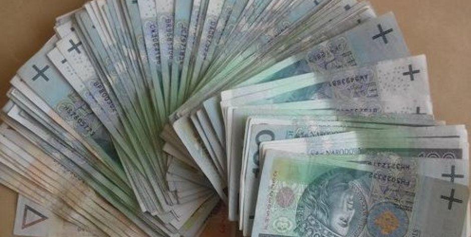 Uczciwość 66-latka - Znalazł w bankomacie dużą ilość gotówki i przekazał ją policji