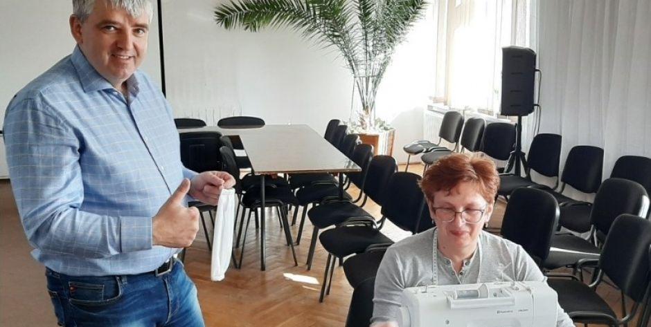 Sarnaki: Wójt zachęca do szycia maseczek i ubrań ochronnych