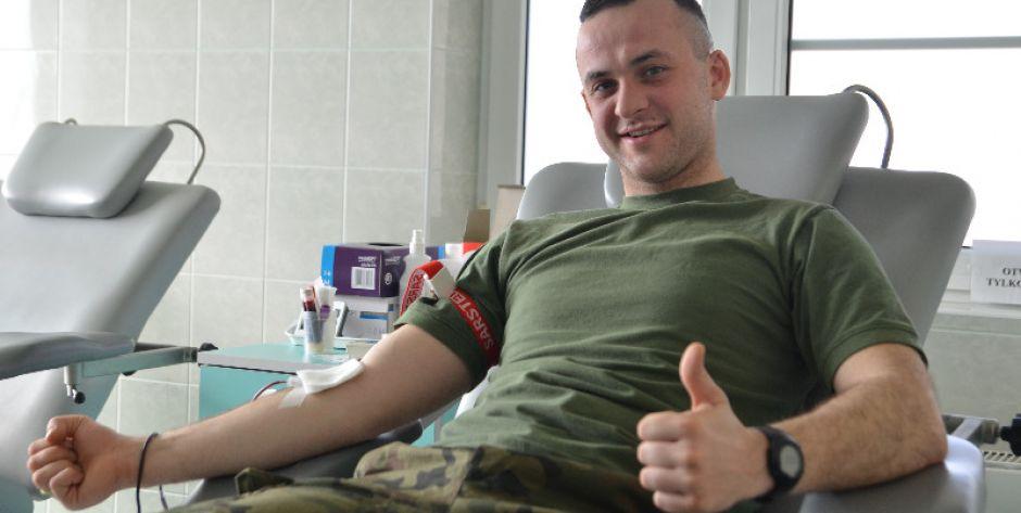 Żołnierze Żelaznej Dywizji dzielą się krwią