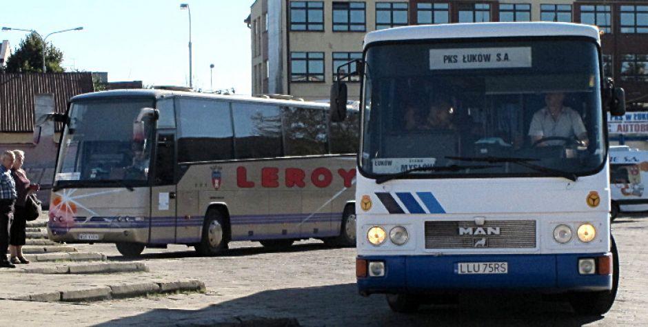 Komunikacja w powiecie nie działa. &nbspAutobusy zostały w bazie