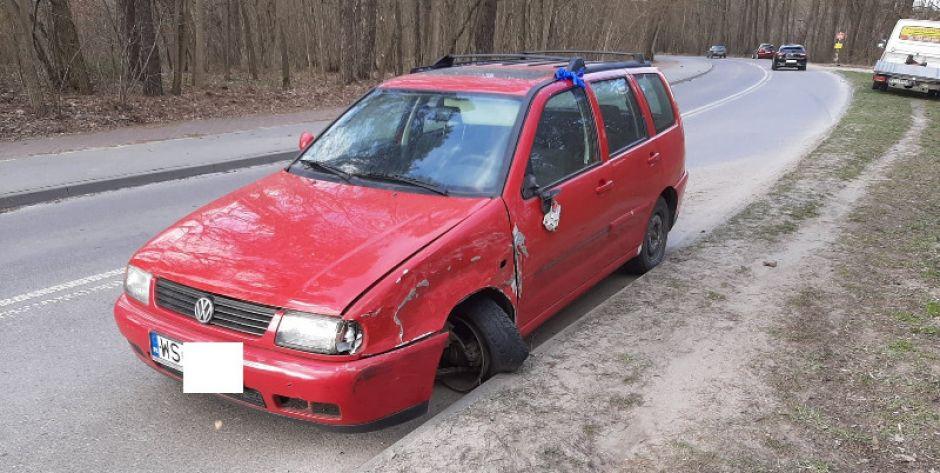 Wypadek na Artyleryjskiej. Kierowca volkswagena uciekł do lasu