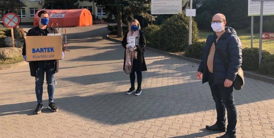 Maseczki dla mińskiego szpitala od firm Bartek i Wojas