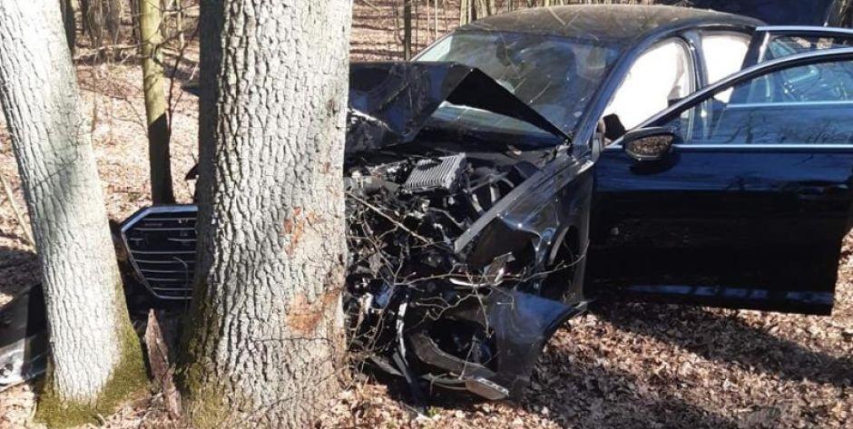 Chcąc uniknąć zderzenia z sarną, uderzył w drzewo