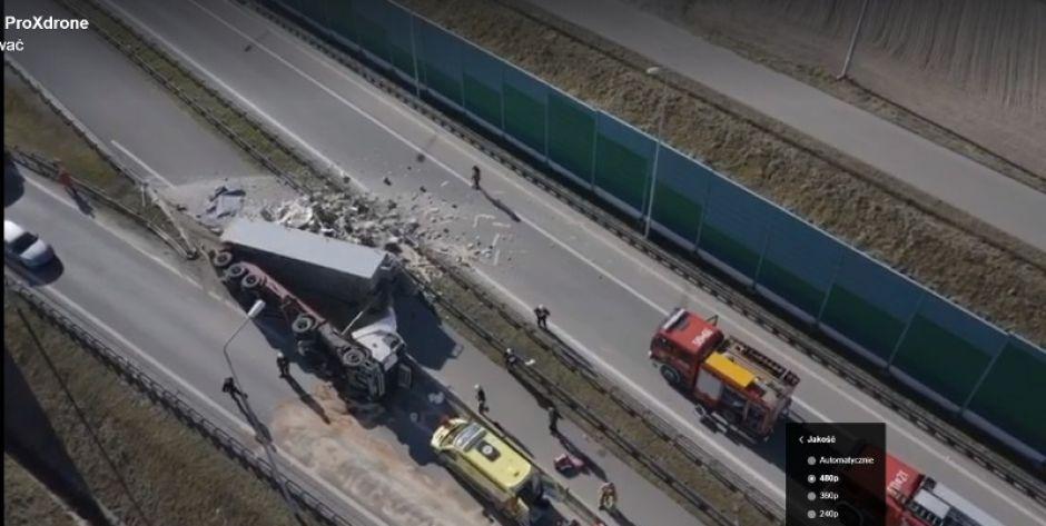 Przewrócił się przy zjeździe z autostrady