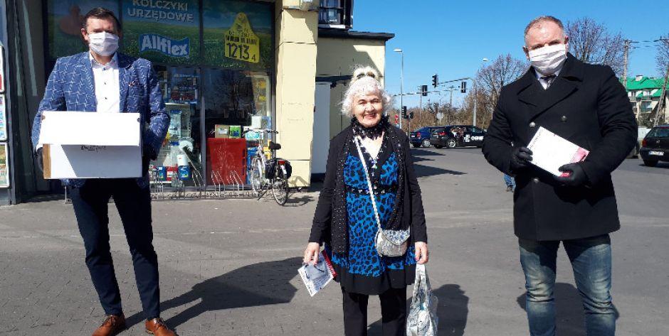 Siedleccy radni rozdają maseczki 