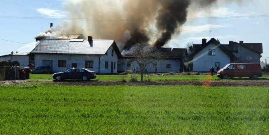 Pożar tartaku w Niecieczy - Z ogniem walczy 17 zastępów straży pożarnej!