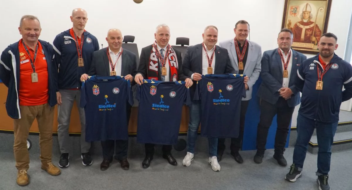 Gratulacje, podziękowania i obietnice nowej hali - Brązowa drużyna KPS Siedlce uhonorowana (zdjęcia)