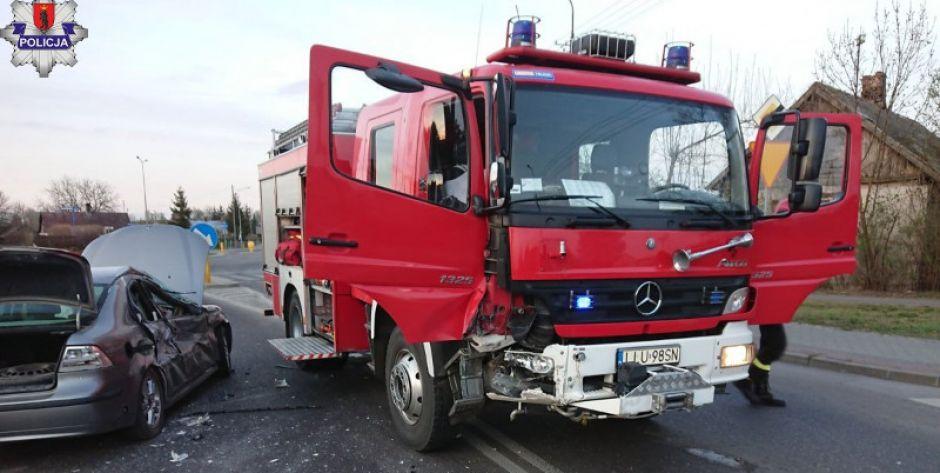 Stłuczka wozu strażackiego, który jechał do wypadku