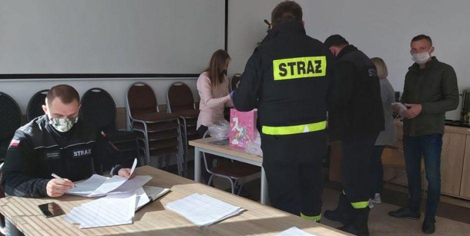 Gmina Stanisławów: Seniorzy szyją maseczki, rozwożą je strażacy