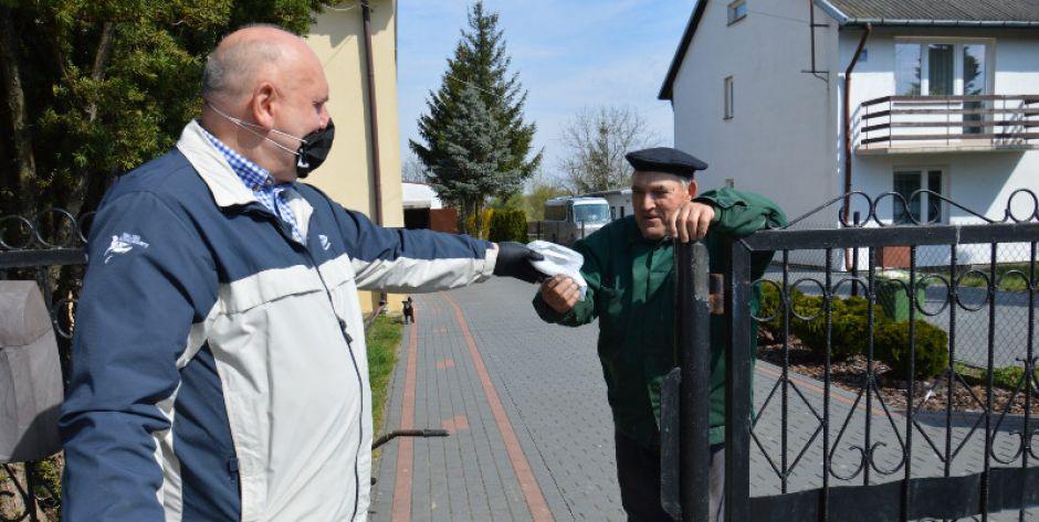 Wójt Brodowski roznosił maseczki
