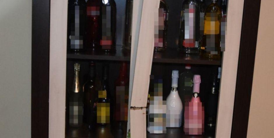Włamał się, żeby ukraść alkohol. Policjanci znaleźli go z niedopitą butelką wódki