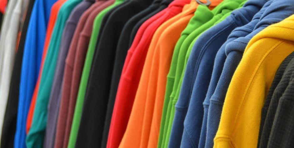 Bluza męska z kapturem czy bez? Oto zalety obu rozwiązań