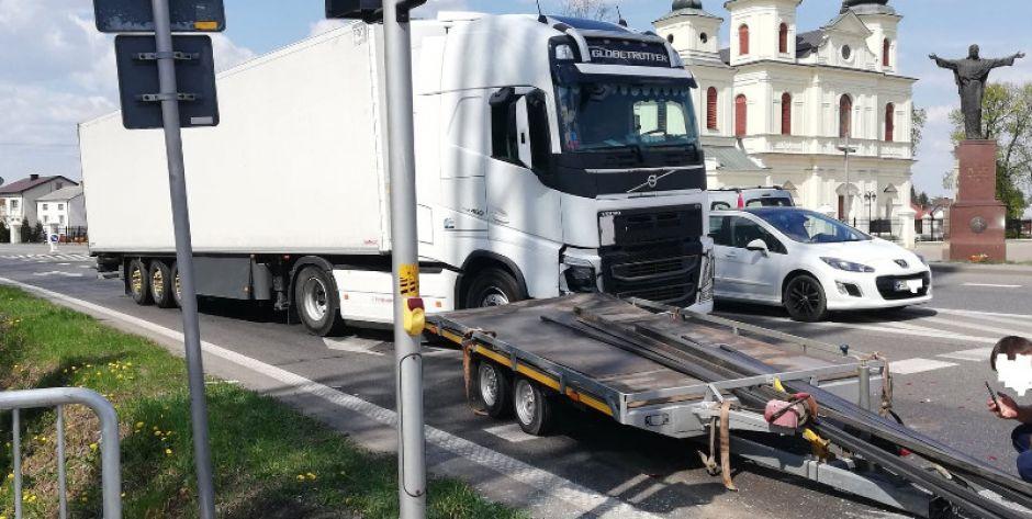Ruch wahadłowy na DK 2 w Zbuczynie - Ciężarówka uderzyła w przyczepę ciągniętą przez osobówkę