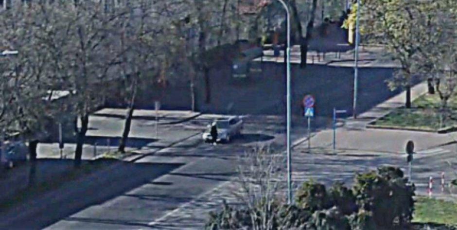 Nietrzeźwy kierowca potrącił 69-latkę na pasach - Nagranie z monitoringu