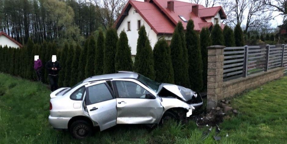 Pruszyn: Nietrzeźwy kierowca uderzył w płot i ... uciekł