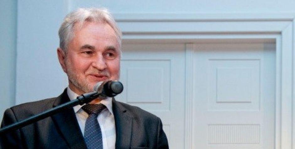 „Kto dzisiaj w to uwierzy, że nie rządzą szulerzy?” -  Sławomir Kordaczuk tworzy fraszki dla internautów