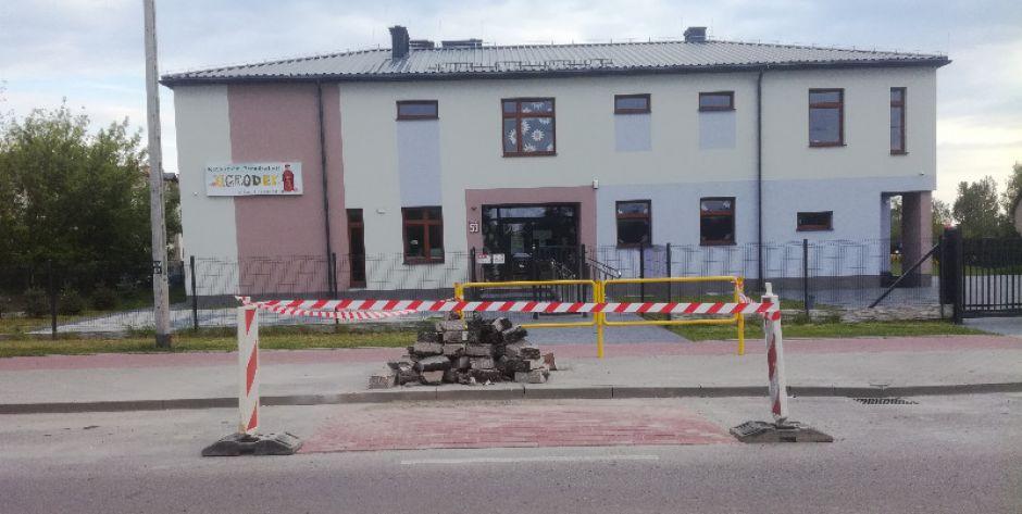 Budują próg zwalniający przy przedszkolu na Hłaski
