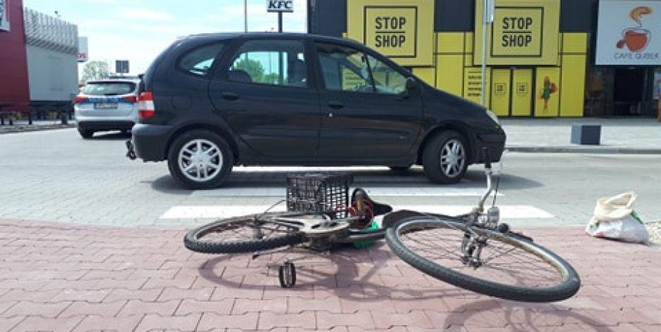 Rowerzystka potrącona na terenie parku handlowego w Białkach