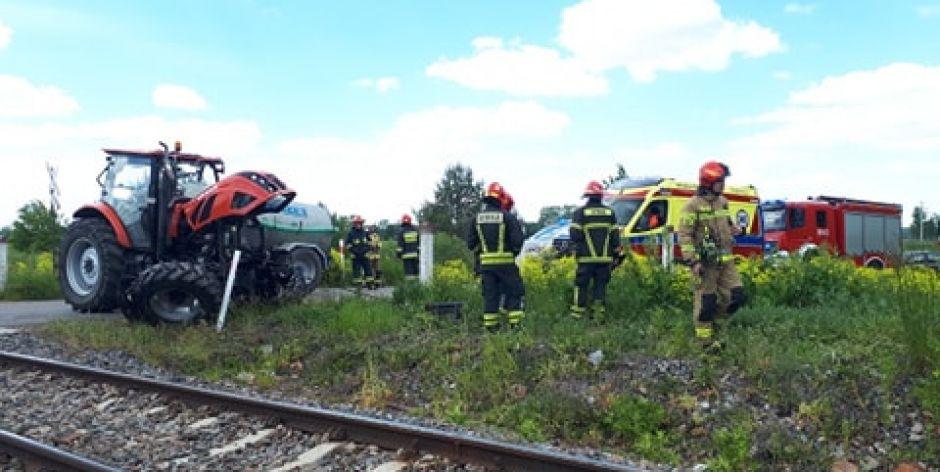 O włos od tragedii w Mordach - Ciągnik wjechał pod pociąg!