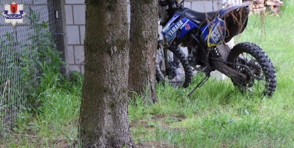 Chciał pokazać „jak się jeździ crossowym motocyklem”. Uderzył w drzewo a potem w dom