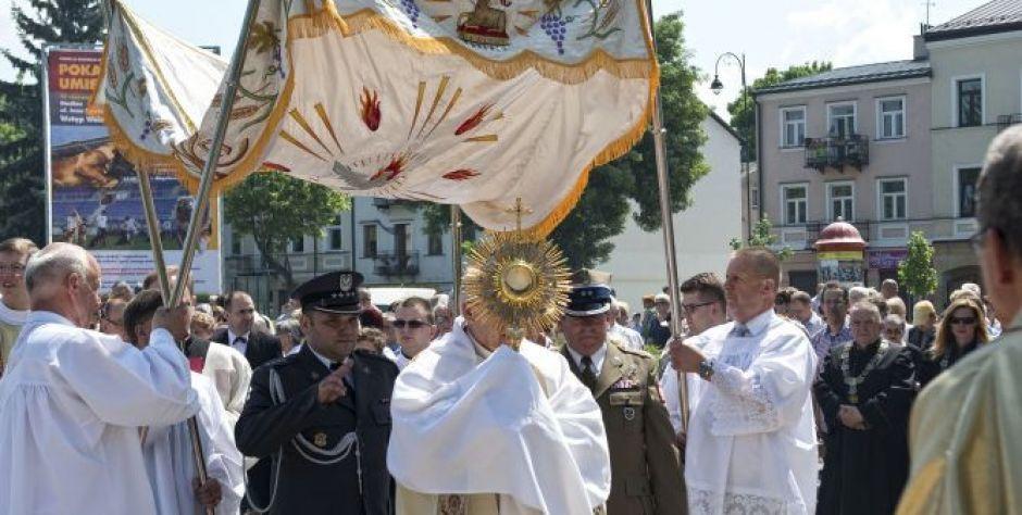Procesje Bożego Ciała: 2 m odstępu albo maseczka 