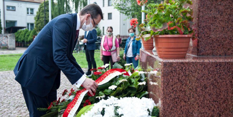 Mateusz Morawiecki złożył kwiaty pod pomnikiem Lecha Kaczyńskiego w Siedlcach