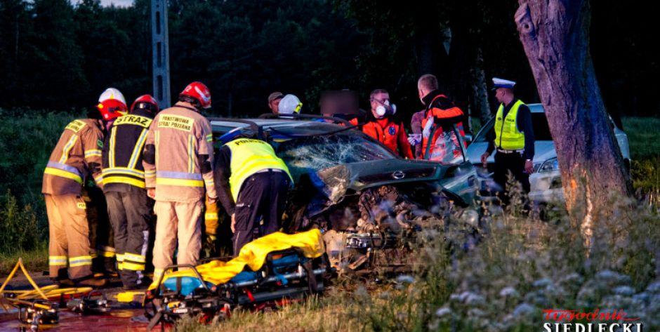 Mościbrody: Samochód uderzył w drzewo - Trwa akcja ratownicza (AKTUALIZACJA)