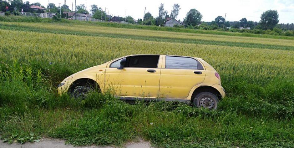 Kierujący daewoo wjechał do rowu. Miał prawie 3,5 promila alkoholu w organizmie