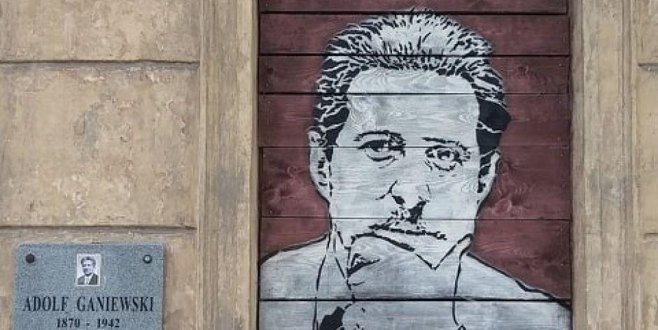 Pan Adolf zamiast szyb i firanek