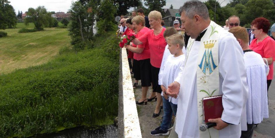 Wianki i woda święcona