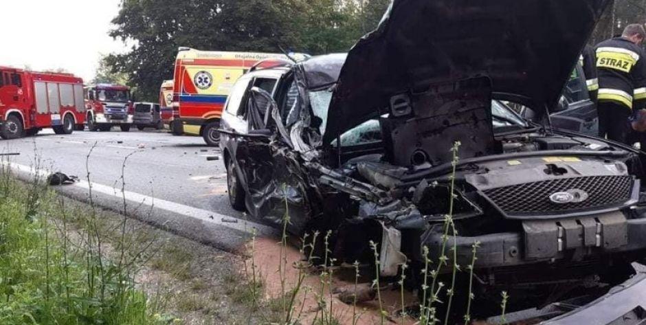 Czołowe zderzenie busa z osobówką - 5 osób rannych