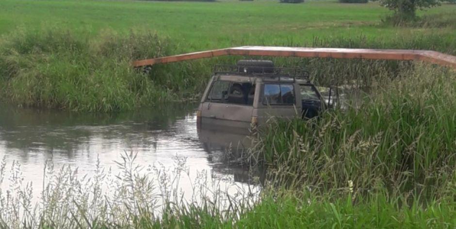 Terenówką do rzeki