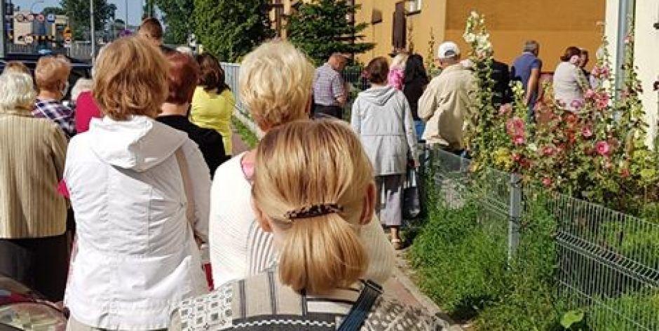 Seniorzy stoją w kilkudziesięcioosobowej kolejce w oczekiwaniu na pobranie krwi