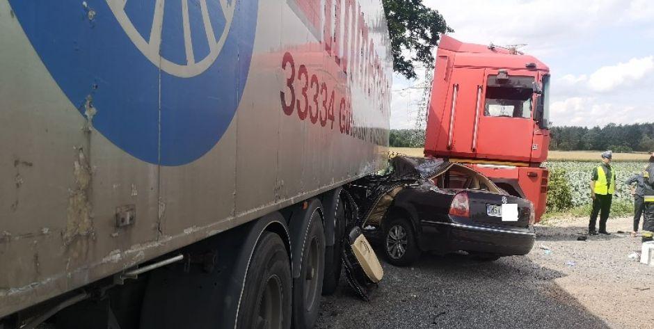 Wypadek na DK2! Osobówka wjechała pod naczepę samochodu ciężarowego
