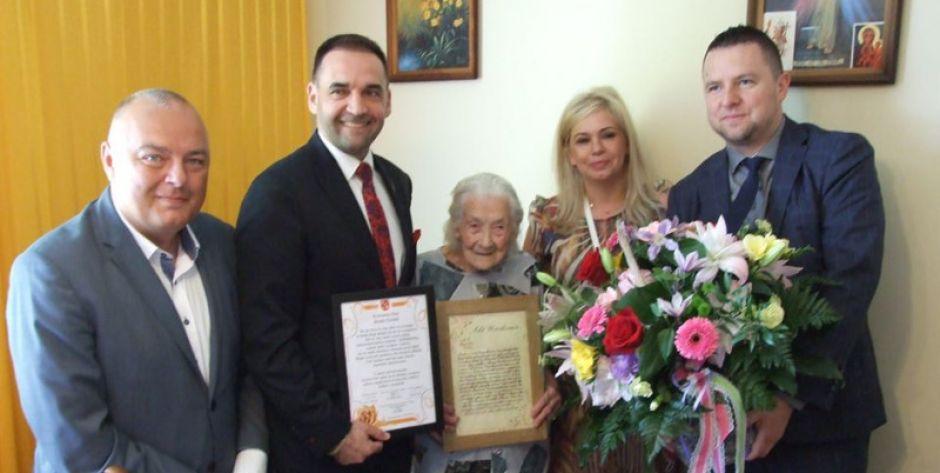 Kwiaty, dyplom i upominek