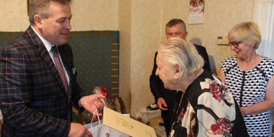 100 lat Pani Janiny Uziak z Siedlec - Życzenia solenizantce złożył prezydent Andrzej Sitnik