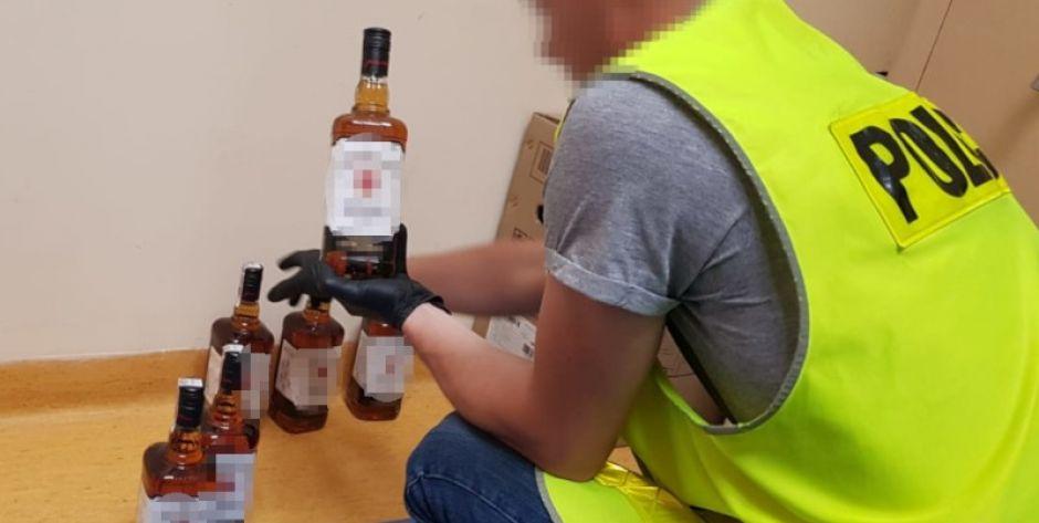Gruzini kradli alkohol. Jeden z nich został deportowany