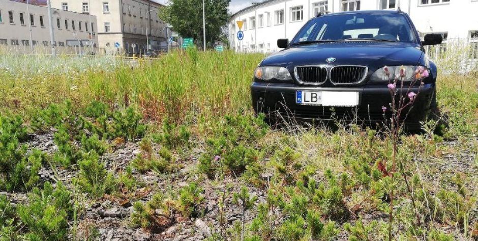 Tak się parkuje przy tunelu na Pileckiego...