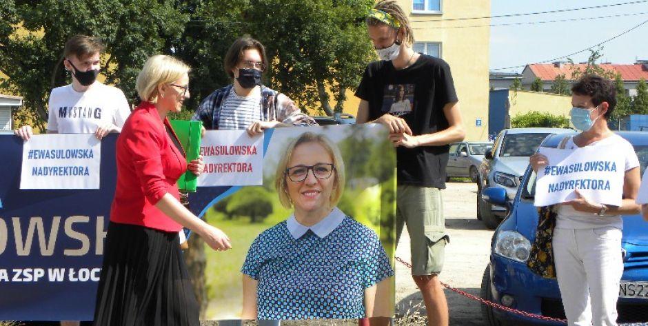 Konkurs na dyrektora ZSP. Młodzież demonstruje przed Starostwem