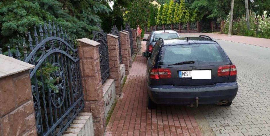 Tak parkuje się w Łosicach przy ul. Majora Zenona