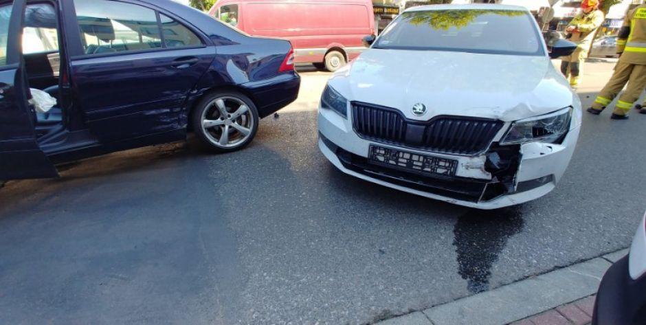 Zderzenie mercedesa i skody na Piłsudskiego