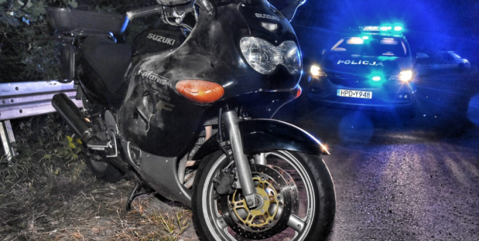 Motocyklista uderzył w barierki