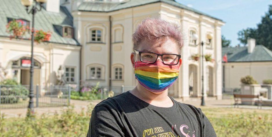 Bo miał tęczową maseczkę