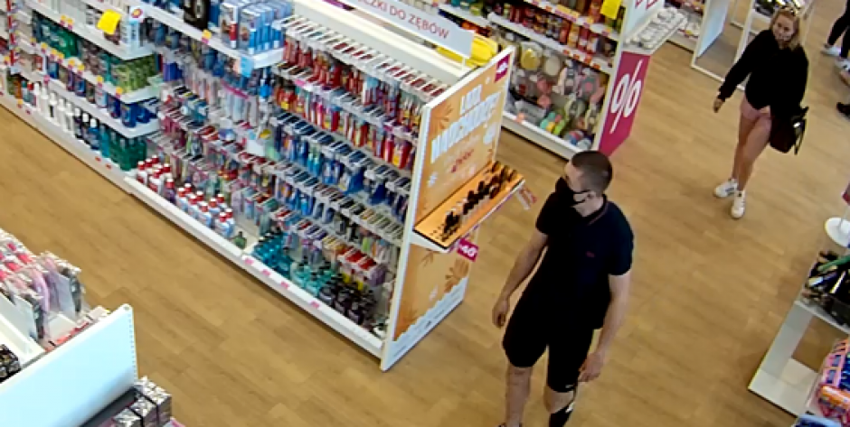 Podejrzani o kradzież perfum - W maskach mogą się czuć bezkarni?