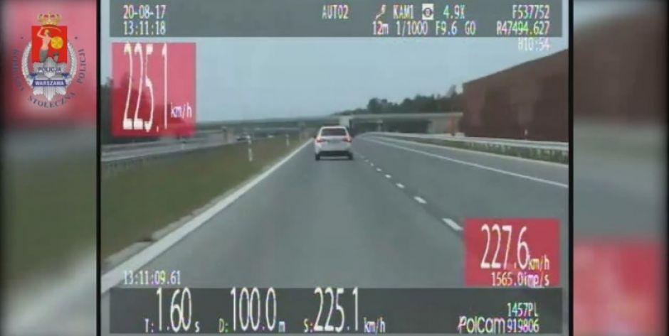 Przetestował nowy odcinek autostrady - Pędził ponad 225 km/h! (Zobacz film!)