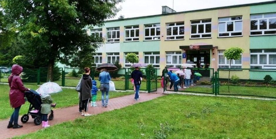 Dzieci stoją w deszczu, żeby im zmierzono temperaturę - Gdzie są granice zdrowego rozsądku?