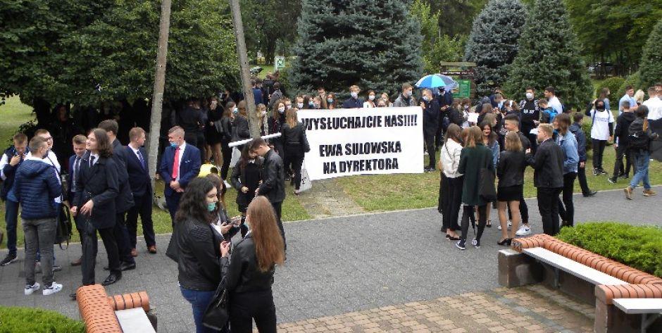 Łochów: Protest uczniów przed szkołą